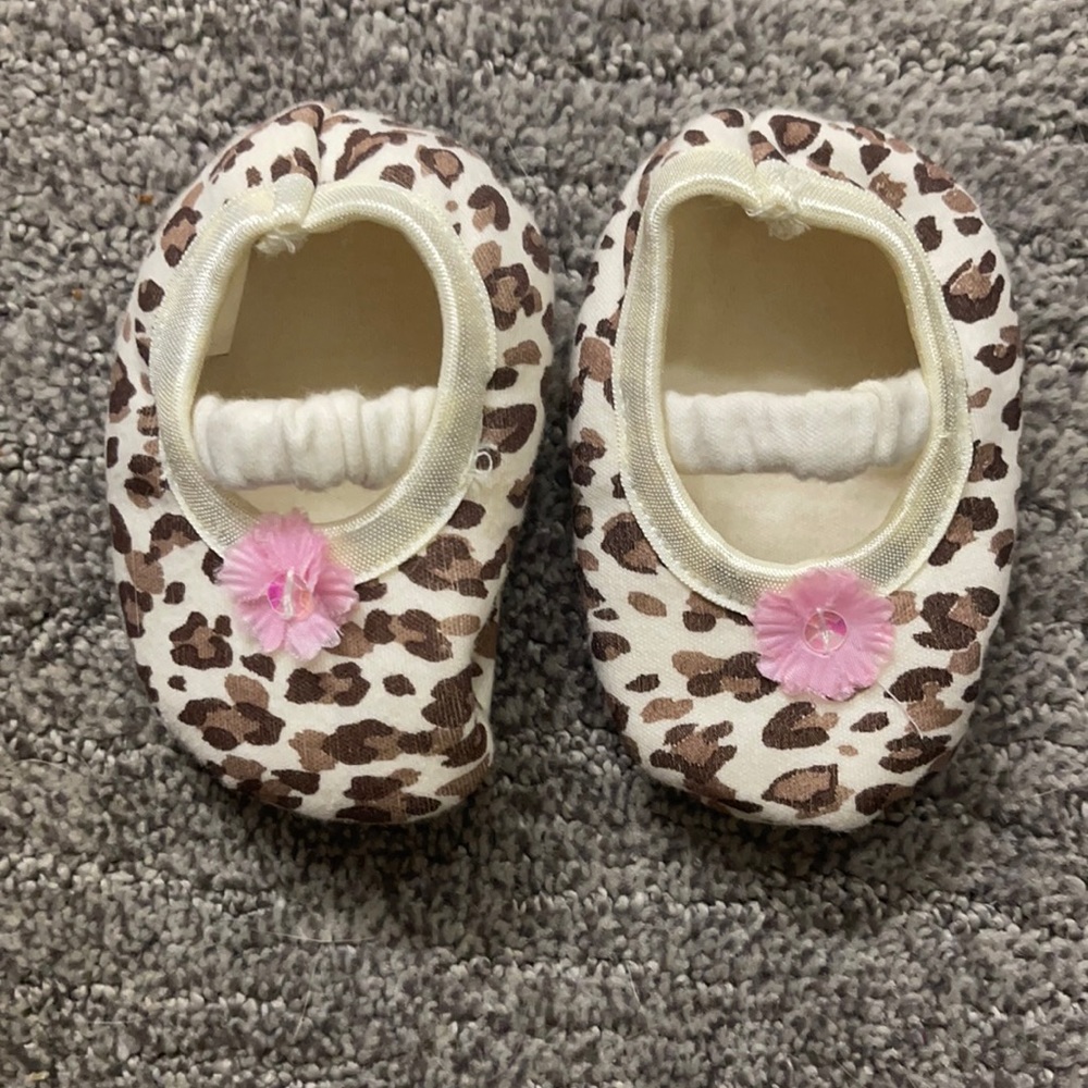 🎁NWOT LoveSpun Soft Shoes Size 0-12M